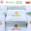 Khăn trắng thêu logo khách sạn cao cấp.