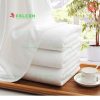 Khăn trắng khách sạn cao cấp với chất liệu cotton 100% thấm hút tốt, mềm mại.